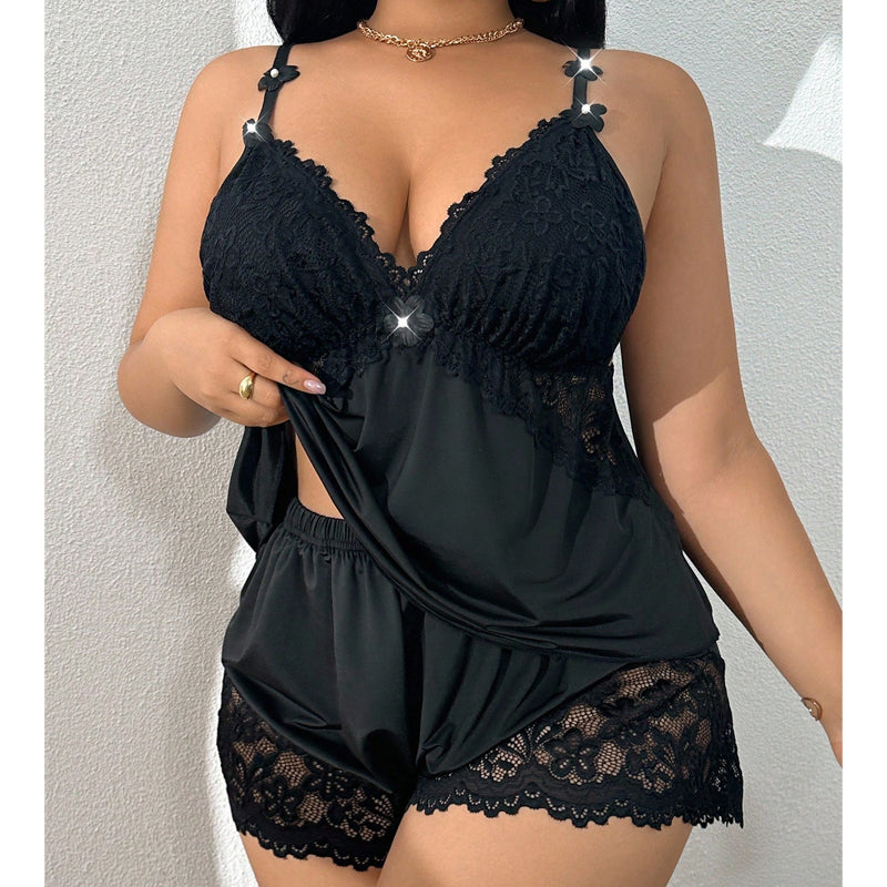 Natalia Zofia | Pyjama set consisting of a top and lace-trimmed shorts – soft satin-like fabric, adjustable straps and V-neckline.