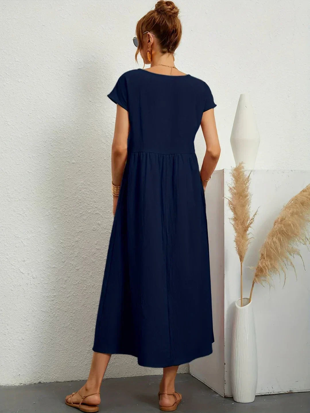 Lucyna - Midi sukienka w płynnej elegancji ponadczasowej