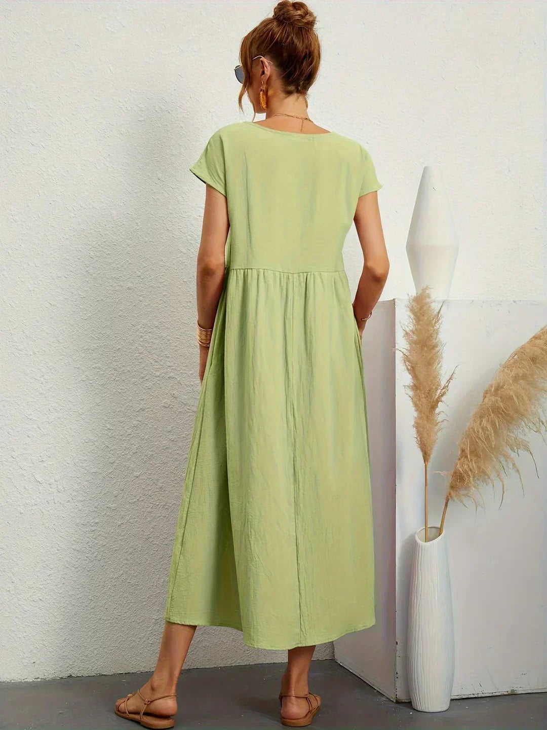 Lucyna - Midi sukienka w płynnej elegancji ponadczasowej