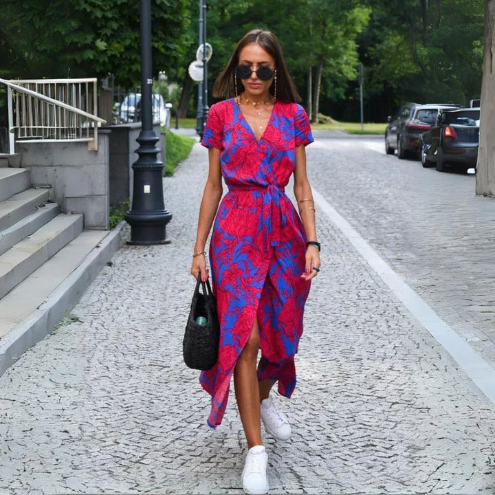 Julia - Elegancka Sukienka z Dekoltem w Serek i Modelującym Krojem